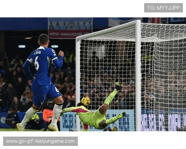 伊萨克禁区内抢先触球